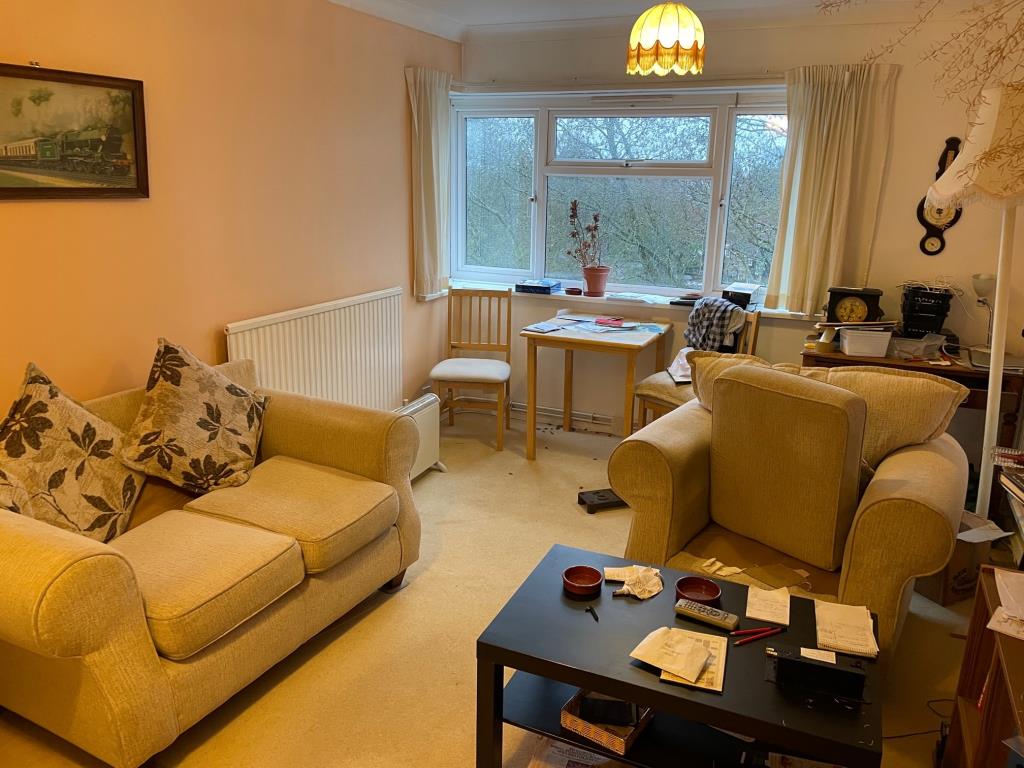 Lot: 24 - ONE-BEDROOM 5TH FLOOR FLAT FOR IMPROVEMENT -